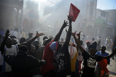 大地震被災のハイチ、略奪の街と化した首都ポルトープランス