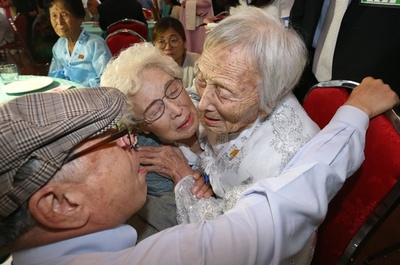南北離散家族、韓国側一行が北朝鮮入りし再会果たす