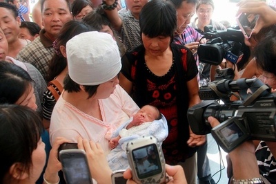 産科医に盗まれた双子の赤ちゃん、保護される 中国