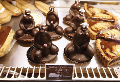 裸の男女のカップケーキに撤去命令、「人種差別的」