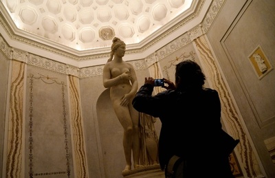 イタリア政府、イラン大統領に配慮し裸像覆い隠す