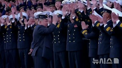 北朝鮮・金正恩総書記の目の前で新型駆逐艦が損傷事故…「深刻な犯罪行為」と激怒