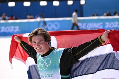 ルーがスキー男子ビッグエア金、最後は国旗手に演技 北京五輪