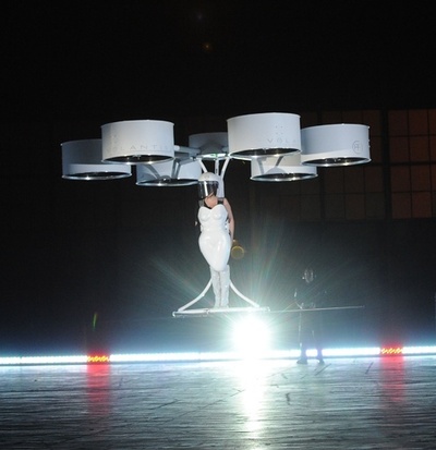 空飛ぶガガ、新アルバム「アートポップ」をアピール