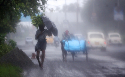 インド西部、東部に季節風による豪雨