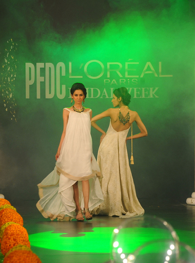 パキスタンでブライダルドレスのファッションショー開催