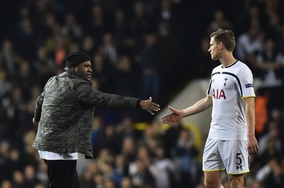 観客の乱入で試合が一時中断、トッテナムは謝罪