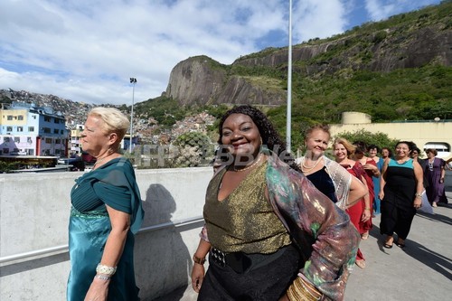 貧しくてもおしゃれに ブラジルで地元女性たちがファッションショー開催 写真10枚 ファッション ニュースならmode Press Powered By Afpbb News 貧しくてもおしゃれに ブラジルで地元女性たちがファッションショー開催 写真10枚 ファッション ニュースならmode Press Powered By Afpbb News