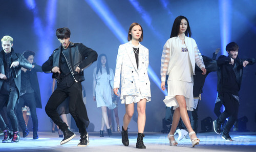 ソウルファッションウィーク開幕 Exoもオープニングイベントに登場 写真7枚 ファッション ニュースならmode Press Powered By Afpbb News