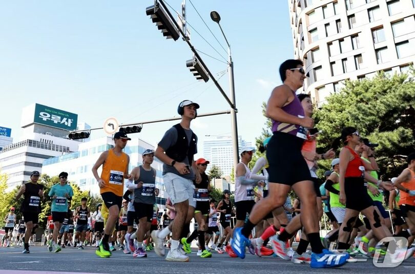 第23回江南国際平和マラソンで一斉にスタートする参加者＝2026年10月5日、ソウル市江南区の奉恩寺路周辺(c)news1