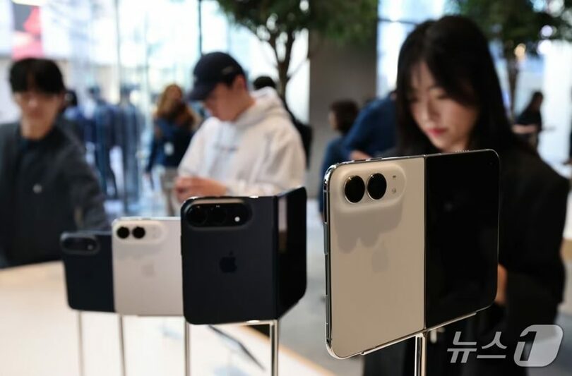 「iPhone Duo」を手に取る来店客＝2026年10月23日、ソウル・明洞のアップルストア(c)news1