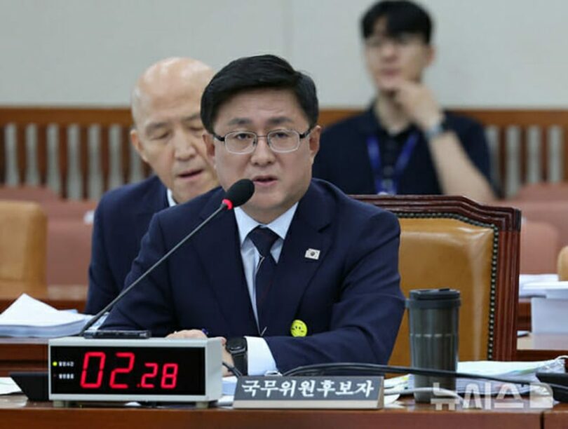 15日、国会環境労働委員会の聴聞会で質問に答えるキム・ソンファン（金星煥）氏(c)KOREA WAVE