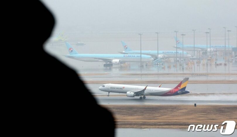 仁川（インチョン）国際空港でアシアナ航空機が離陸している(c)news1
