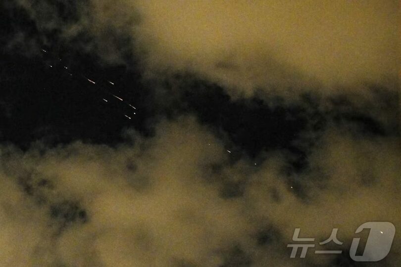 イスラエルに向けて発射されるイランのクラスター弾(c)Reuters/news1