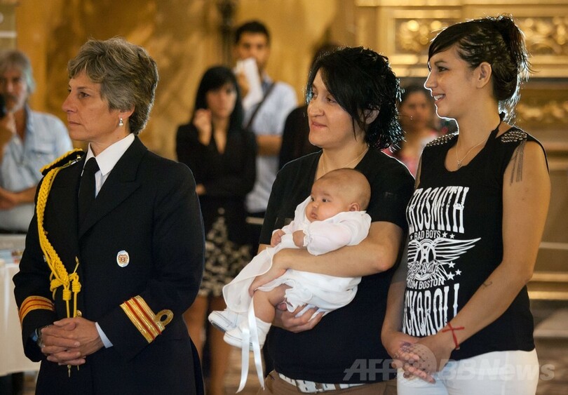 アルゼンチン大統領、同性婚カップルの娘のゴッドマザーに
