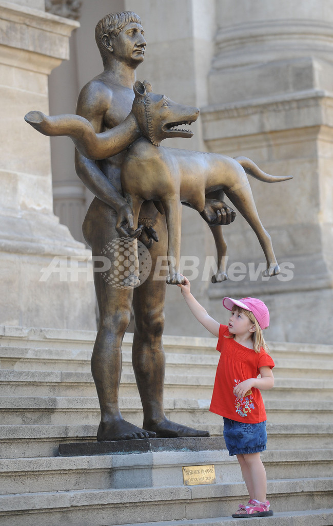 浮揚するイヌ 古代ローマ皇帝の裸像に失笑 ルーマニア 写真3枚 国際ニュース Afpbb News