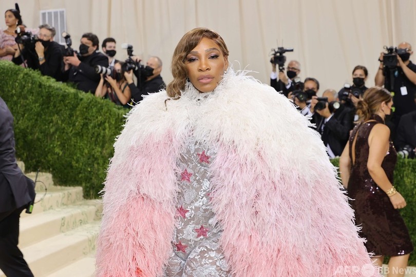 大坂なおみ、華やかな衣装で登場 ファッションの祭典「メット・ガラ」