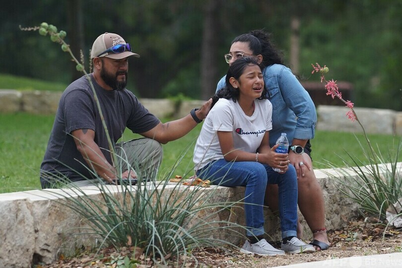 小さな町を襲った「悪夢」 米小学校乱射、悲しみに暮れる地元