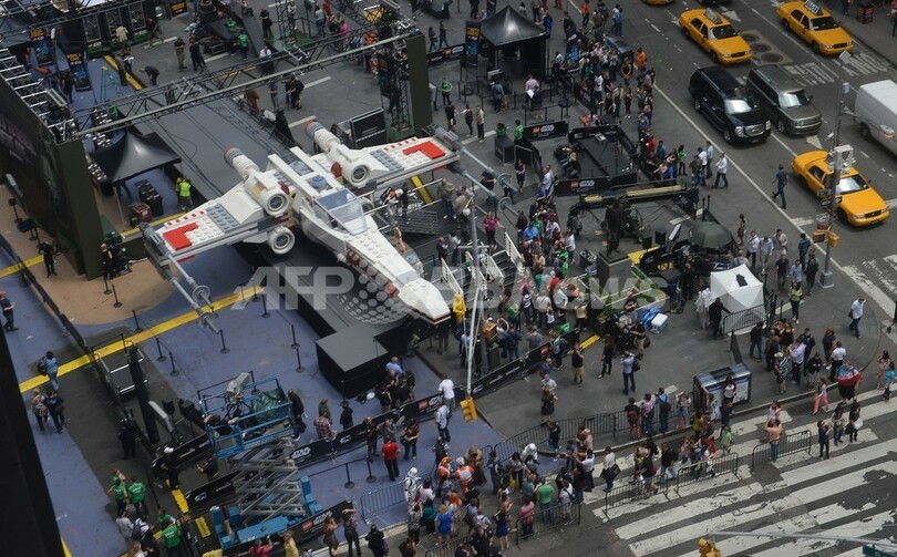 スター ウォーズ 戦闘機の巨大レゴ Nyに出現 写真11枚 国際ニュース Afpbb News