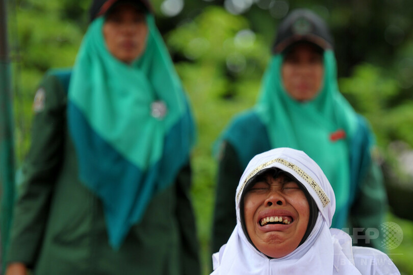 公開むち打ち刑で女性泣き叫ぶ、異性交際で処罰 インドネシア