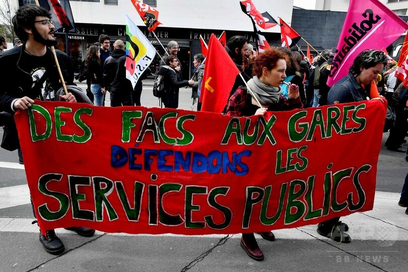 仏全国スト、大学でも抗議拡大 試されるマクロン大統領の改革案