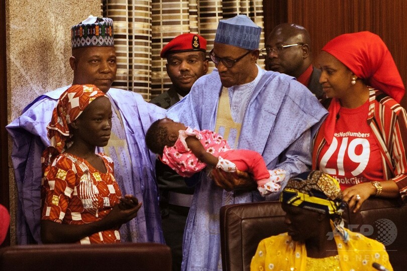 ボコ・ハラムから救出の女子生徒、大統領と面会 ナイジェリア