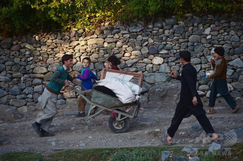 迫る冬の到来、助け合う被災者たち アフガン・パキスタン地震