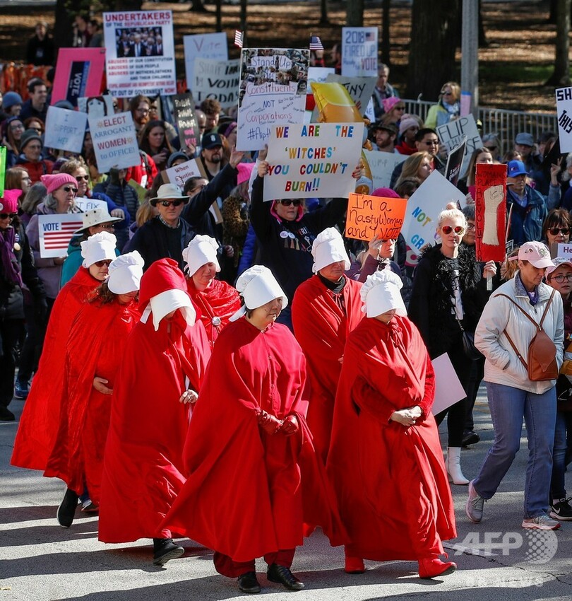 NYビル屋上から赤い服の「侍女」が身投げしそう? 米ツイッターで拡散