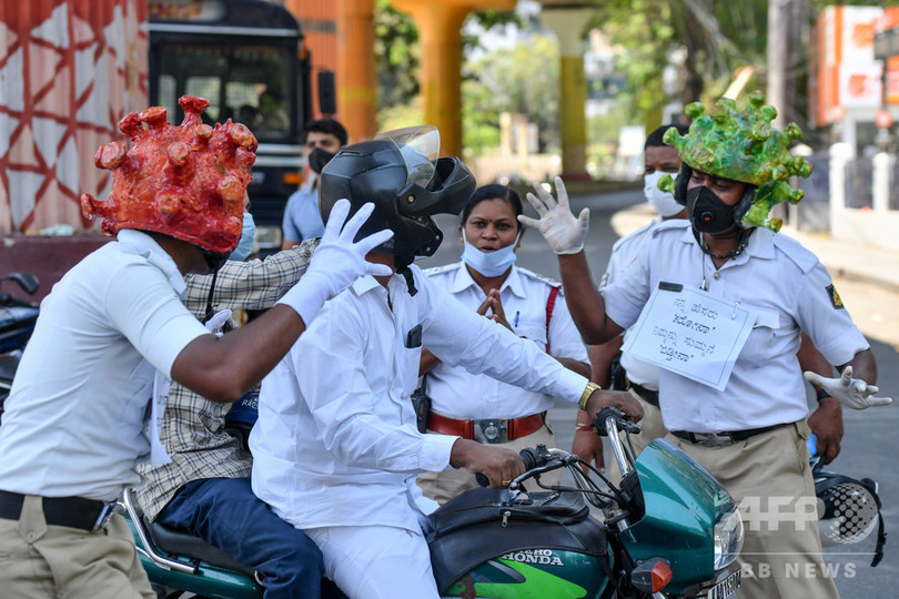 善玉と悪玉 全土封鎖下で違反者取り締まるインドの警察官 写真16枚 国際ニュース Afpbb News