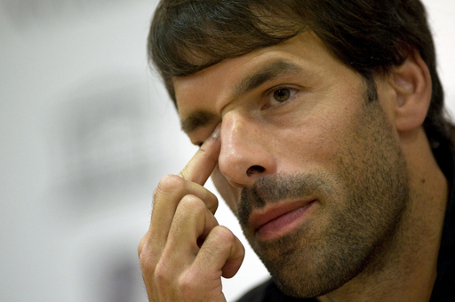 元オランダ代表のファン・ニステルローイが現役引退を発表 写真4枚