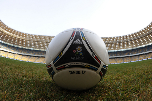 欧州選手権2012の公式球が発表される 写真11枚 国際ニュース：AFPBB News