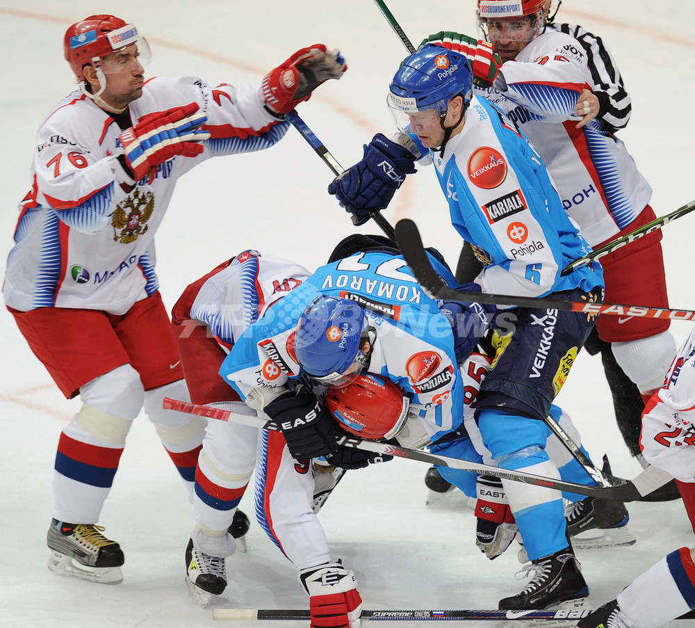 ロシア・アイスホッケー試合、開始直後に大乱闘 ほぼ全選手が退場に 写真1枚 国際ニュース：AFPBB News