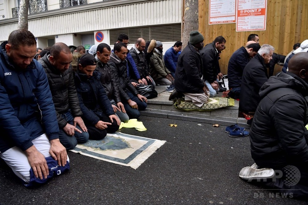 道路上でイスラム礼拝、当局が阻止へ 仏パリ郊外 写真1枚 国際ニュース:AFPBB News