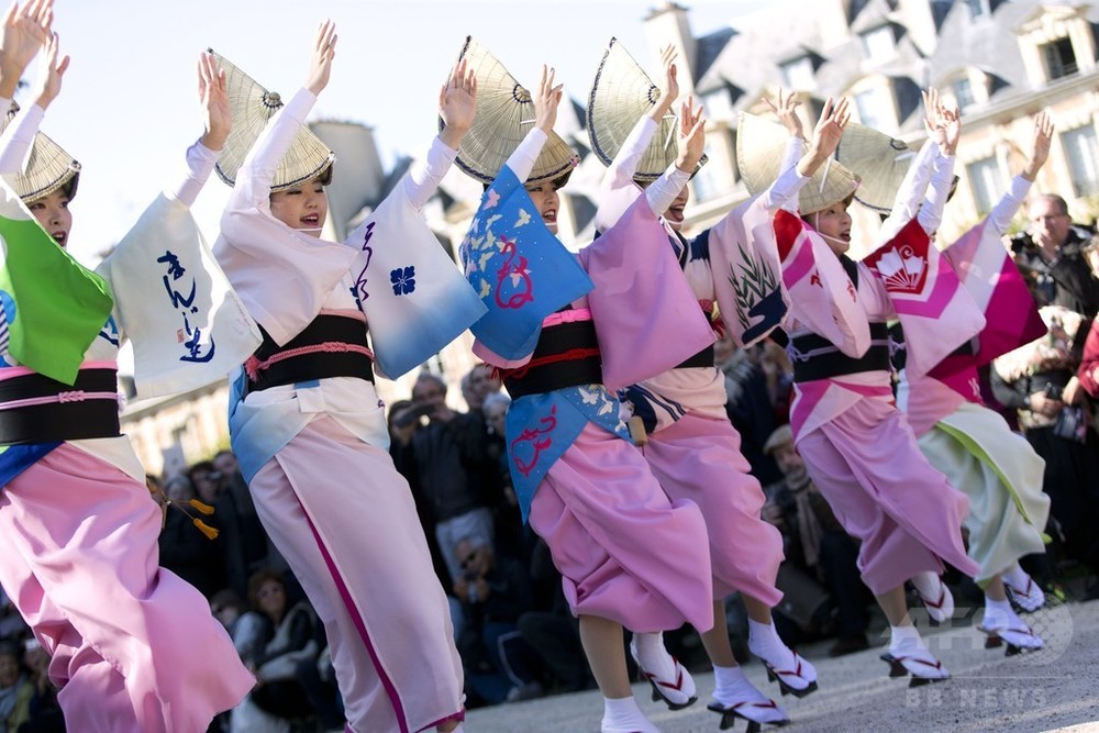 フランス人も踊らにゃ損損？パリ中心部で阿波おどり公演 写真11枚