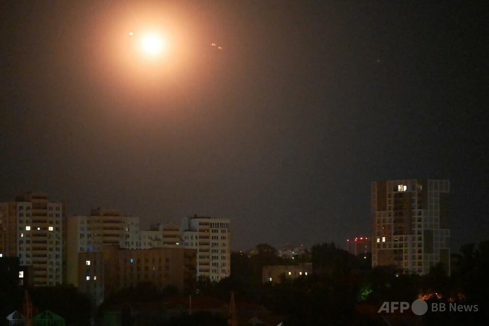 キーウに大規模ミサイル攻撃、世界遺産の大聖堂で火災発生