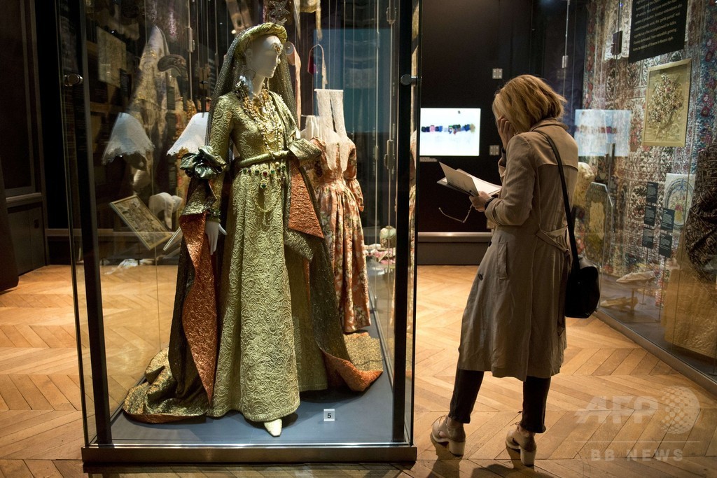 イヴ・サンローラン回顧展、英バウズ博物館で開催