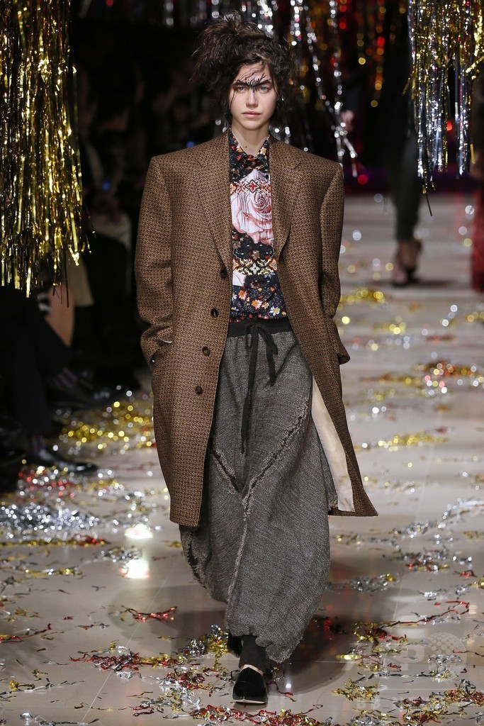 「ユニセックス」にまとう服、「ヴィヴィアン・ウエストウッド ゴールドレーベル」15/16秋冬