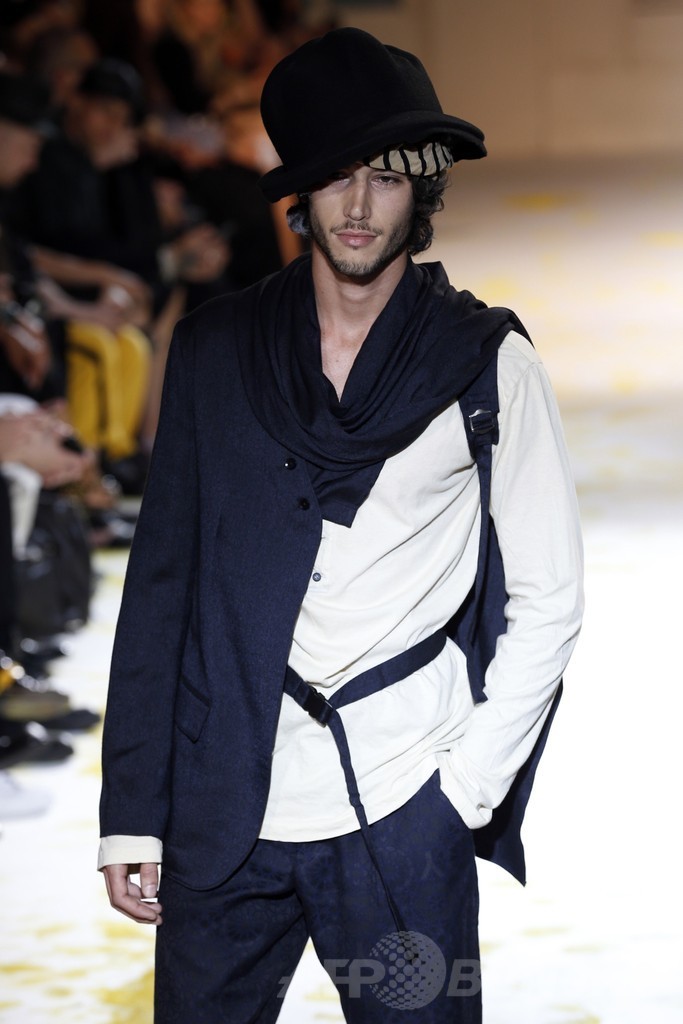 ストールやハットをアクセントに、「ヨウジヤマモト」15年春夏メンズ
