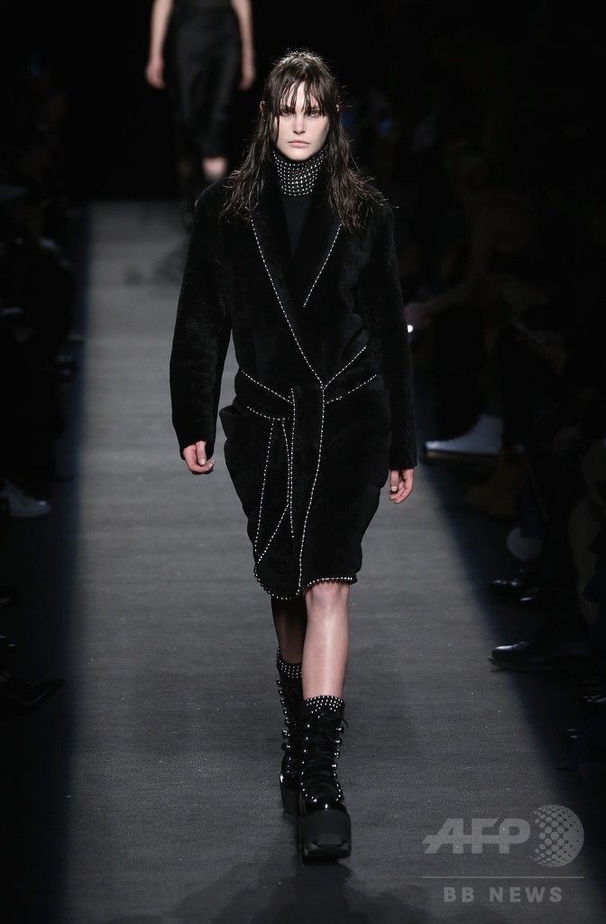 レザーやベルベットで表現するヘビメタ、「アレキサンダー ワン」15/16年秋冬