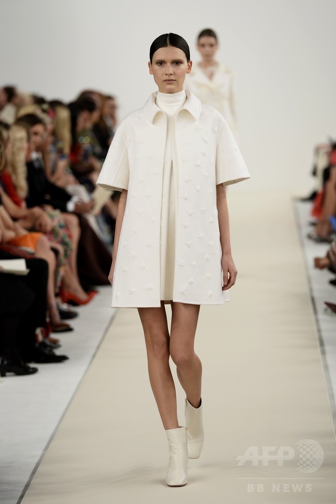 「ヴァレンティノ」、白一色のオートクチュール発表