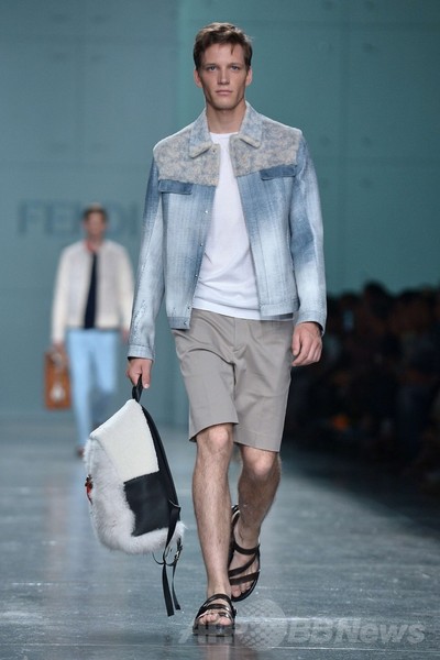 ファーとデニムの組み合わせで新提案、「フェンディ」15年春夏メンズ