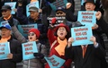 韓国・ソウルで行われた反北朝鮮デモで、プラカードを持って抗議する親米保守派の活動家ら（2019年2月26日撮影）。(c)Jung Yeon-je / AFP