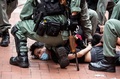 香港で行われた中国政府による「国家安全法」の導入に反対する抗議デモで、警官に拘束される民主派の参加者（2020年5月24日撮影）。(c)ISAAC LAWRENCE / AFP