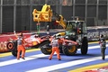 24F1第18戦シンガポールGP予選。クラッシュ後に撤去されるフェラーリのカルロス・サインツ・ジュニアのマシン（2024年9月21日撮影）。(c)MOHD RASFAN/POOL /AFP