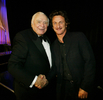 米ロサンゼルス（Los Angeles）で開催されたイベントで、俳優ショーン・ペン（Sean Penn）と握手を交わすアーネスト・ボーグナイン（Ernest Borgnine、2003年11月6日撮影）。(c)AFP/Getty Images/Carlo Allegri