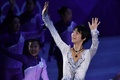 平昌冬季五輪、フィギュアスケートのエキシビションで歓声に応える羽生結弦（2018年2月25日撮影）。(c)AFP/Mladen ANTONOV