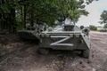 ウクライナ・バラクリヤで、路上に残されたロシア軍の装甲車（2022年9月10日撮影）。(c)Juan BARRETO / AFP