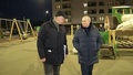 ウクライナ東部マリウポリの新興住宅地を訪問したロシアのマラト・フスヌリン副首相（左）とウラジーミル・プーチン大統領。ロシア大統領府が公開した映像より（2023年3月19日公開）。(c)AFP PHOTO / HANDOUT / RUSSIAN PRESIDENTIAL PRESS OFFICE 