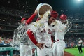 23MLB、フィラデルフィア・フィリーズ対ワシントン・ナショナルズ。ノーヒットノーランを達成し、チームメートから水をかけられるフィラデルフィア・フィリーズのマイケル・ローレンゼン（中央、2023年8月9日撮影）。(c)Mitchell Leff/Getty Images/AFP