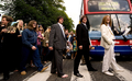 ビートルズ（The Beatles）最後のアルバム『アビイ・ロード（Abbey Road）』のジャケットと同じポーズで写真を撮るトリビュートバンド（2009年8月8日撮影）。(c)AFP/Leon Neal